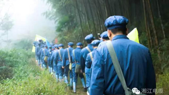 緬懷革命先烈，學(xué)習(xí)革命精神。——湘江電纜井岡山精神學(xué)習(xí)班剪影