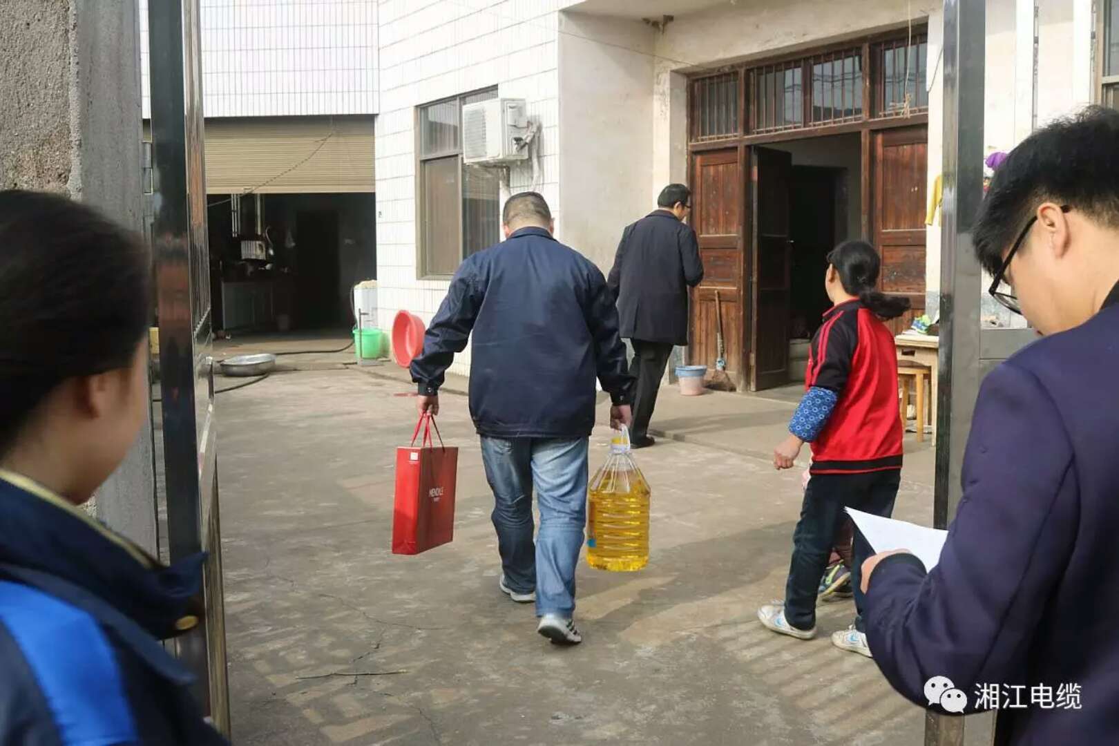 愛心凝聚力量，希望成就未來。湘江電纜參與“精準(zhǔn)扶貧”