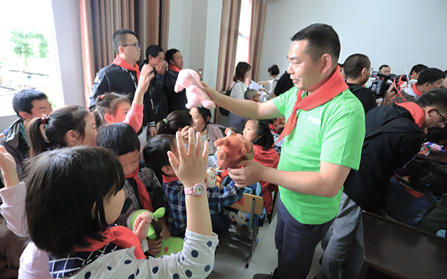 “六一微心愿，愛(ài)心暖童心”湘江電纜攜手村長(zhǎng)李銳愛(ài)心傳遞 點(diǎn)亮未來(lái)