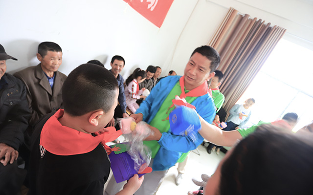 “六一微心愿，愛(ài)心暖童心”湘江電纜攜手村長(zhǎng)李銳愛(ài)心傳遞 點(diǎn)亮未來(lái)
